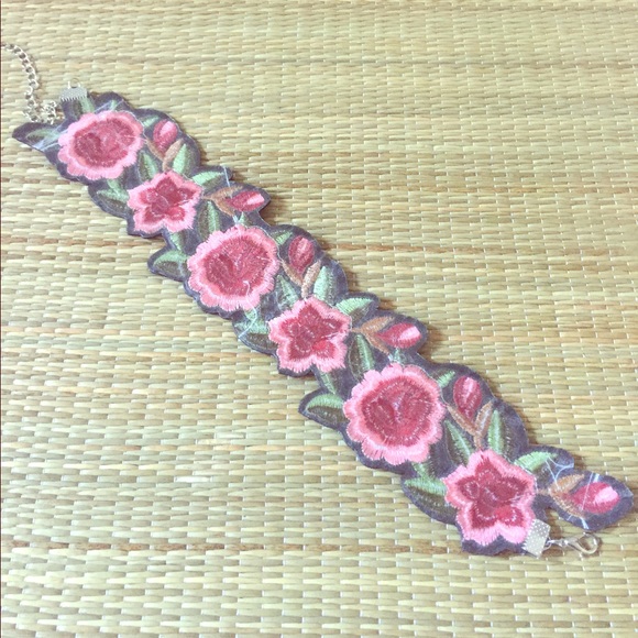 FLORAL EMBROIDERED CHOKER - Picture 6 of 6